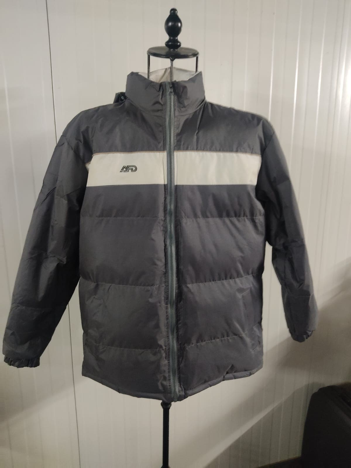 Diversas peças de roupa