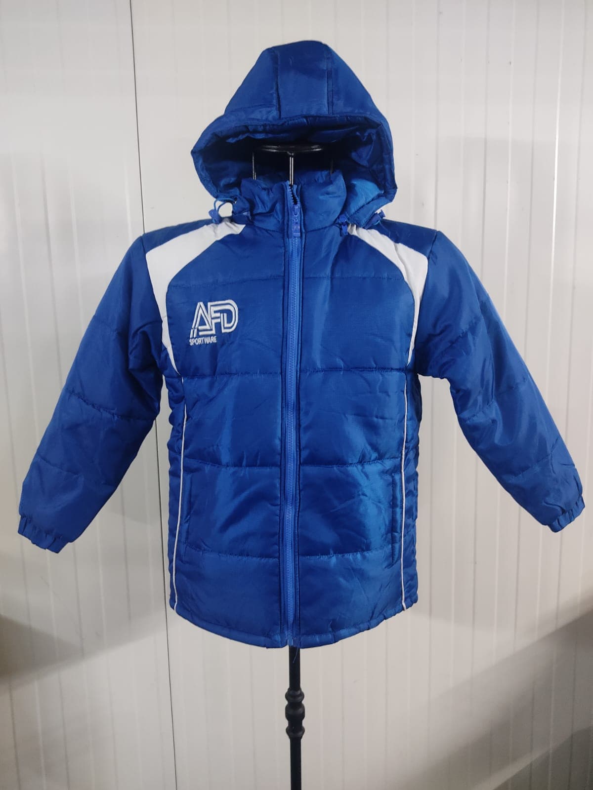 Diversas peças de roupa