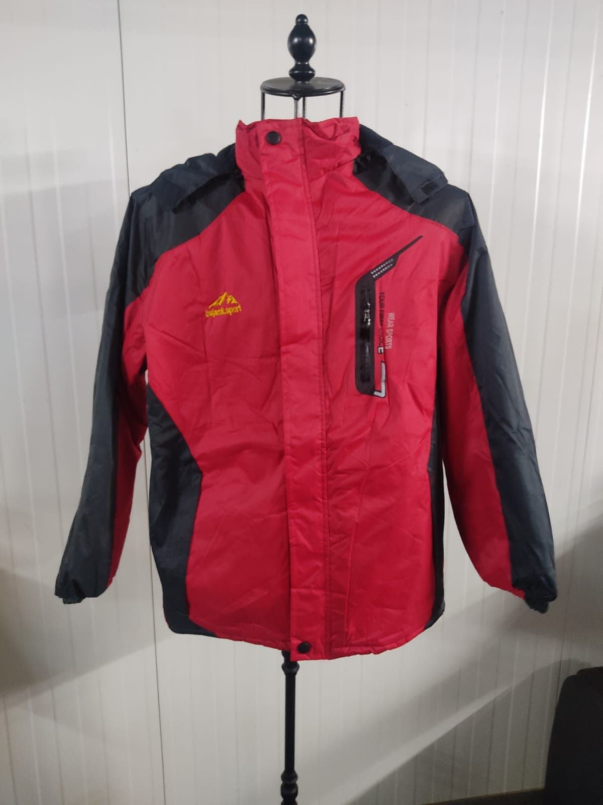 Diversas peças de roupa