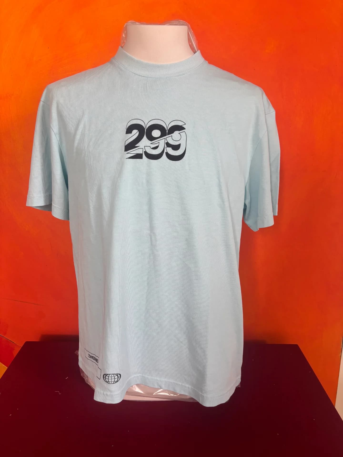 Diversas peças de roupa